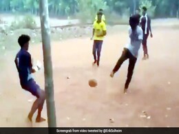 गोलकीपर ने देसी स्टाइल में बचाए गोल, देख लोगों के उड़े होश, 10 लाख से ज्यादा बार देखा गया Video गोलकीपर ने देसी स्टाइल में बचाए गोल, देख लोगों के उड़े होश, 10 लाख से ज्यादा बार देखा गया Video