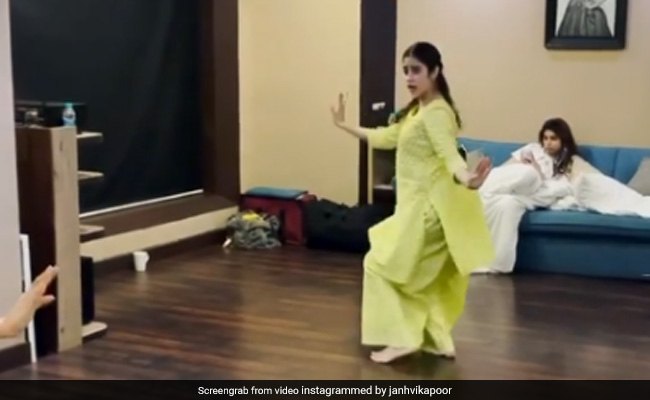 Janhvi Kapoor "Hopes" Her Fans Were "Amused" By Her Video Unlike Her Sister Khushi