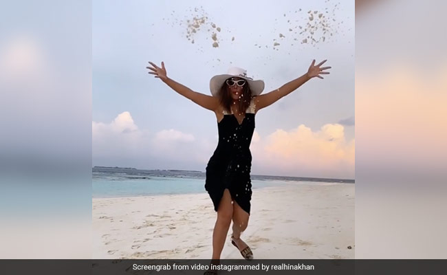 Hina Khan मालदीव में बीच पर रेत से खेलती आईं नजर, मस्ती करते हुए Video हुआ वायरल