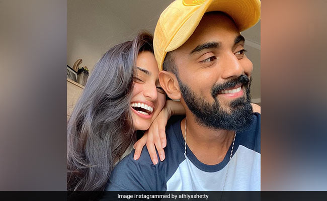 अथिया शेट्टी ने Photo शेयर कर कहा- 'फूल काफी खुशी देते हैं', तभी केएल राहुल ने भेज दिया 'गुलाब'