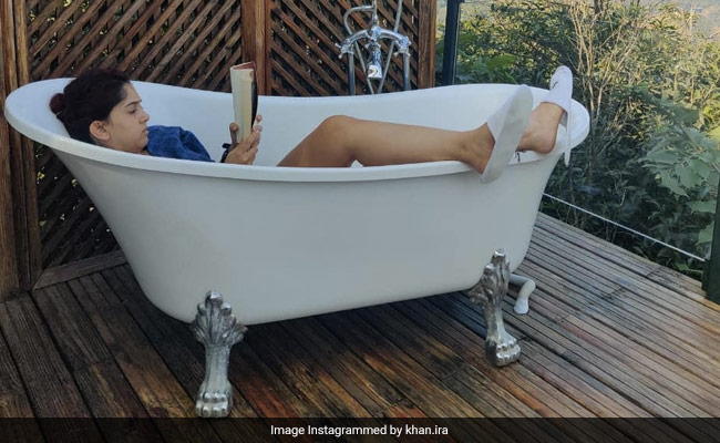 आमिर खान की बेटी Ira Khan चिल करने पहुंची लोनावला, कभी बुक पढ़ते तो कभी पूल में यूं पोज देती आईं नजर- देखें Photos