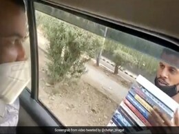 सड़क किनारे किताब बेचने वाले ने चेतन भगत को ही बेची उन्हीं की किताब, बोला- 'खूब बिकती है...' - देखें Video सड़क किनारे किताब बेचने वाले ने चेतन भगत को ही बेची उन्हीं की किताब, बोला- 'खूब बिकती है...' - देखें Video
