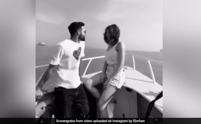 Boat पर बैठी दीपिका पादुकोण को प्यार से देखने लगने लगे सिद्धांत चतुर्वेदी, फैन्स ने यूं दिया रिएक्शन