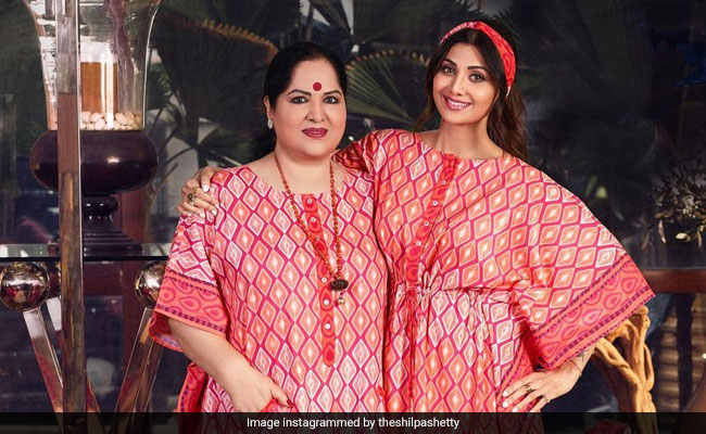 This Pic Of Shilpa Shetty And Mom Sunanda, Twinning In Red, Is Winning The Internet