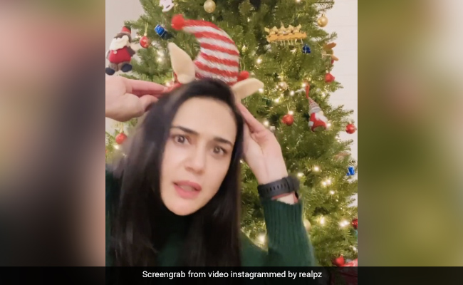 Preity Zinta ने क्यूट अंदाज में फैन्स को विश किया क्रिसमस, Video शेयर कर बोलीं- आने वाला साल अच्छा रहे