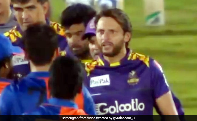 मैच के बाद अफगान खिलाड़ी से भिड़ गए शाहिद अफरीदी, घूरकर देखा और फिर... देखें पूरा Video