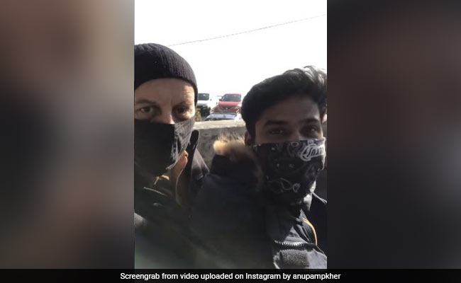 मसूरी के ट्रैफिक में फंसे अनुपम खेर, तो मांगी बाइक सवार छात्र से मदद, शेयर किया Video