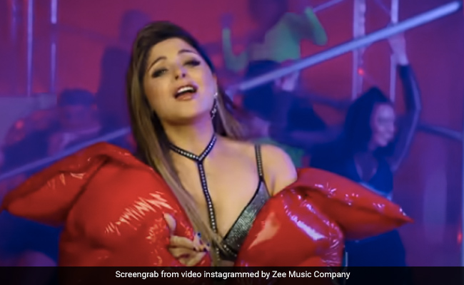 Kanika Kapoor का नया सॉन्ग 'जुगनी 2.0' हुआ रिलीज, Video ने मचाया धमाल