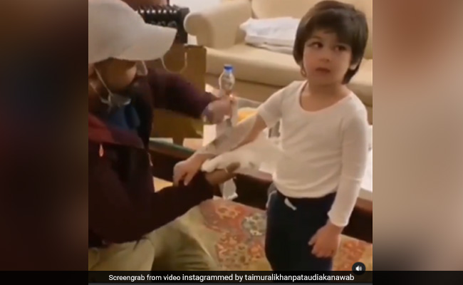 तैमूर अली खान ने हाथों पर बनवाया टैटू, बर्थडे के मौके पर वायरल हुआ Video