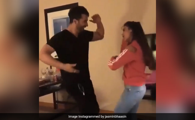 जैस्मीन भसीन ने अली गोनी के साथ 'चलो इश्क लड़ाएं' सॉन्ग पर किया डांस, Video मचा रहा है धूम