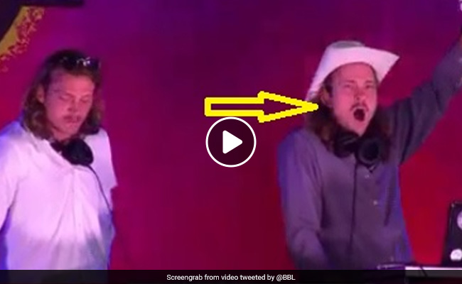 BBL 2020: लाइव मैच में 'DJ वाले बाबू' ने संगीत बजाते हुए ली उबासी, लोगों ने किया ट्रोल..देखें Video