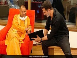 अक्षय कुमार ने CM योगी आदित्यनाथ से मुंबई में की मुलाकात, फिल्म सिटी पर हुई ये चर्चा- देखें Photos और Video अक्षय कुमार ने CM योगी आदित्यनाथ से मुंबई में की मुलाकात, फिल्म सिटी पर हुई ये चर्चा- देखें Photos और Video