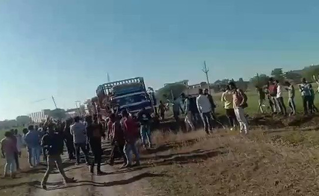 मटर 4-5 रुपये किलो बिक रही, उज्जैन में किसानों ने हंगामा कर वाहनों में तोड़फोड़ की