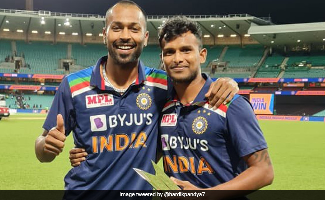 हार्दिक पंड्या ने नटराजन को दी अपनी मैन ऑफ द सीरीज ट्रॉफी, तो पाक क्रिकेटर बोला- 'हमारे यहां सब...'