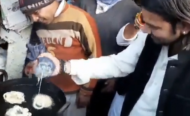 VIDEO देखें: हसनपुर के दौरे पर पहुंचे RJD नेता तेज प्रताप यादव, जलेबियां बनाते आए नजर