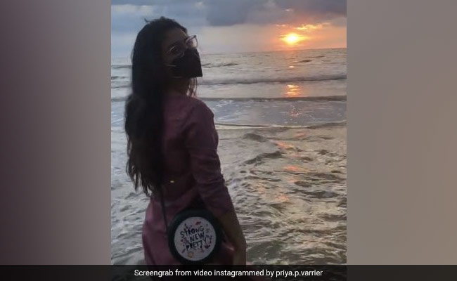 Priya Prakash Varrier समुद्र किनारे कुछ इस अंदाज में आईं नजर, देखें Video