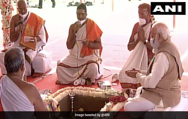 PM मोदी ने रखी नए संसद भवन की नींव, मंत्री-नेतागण और रतन टाटा भी हुए शामिल