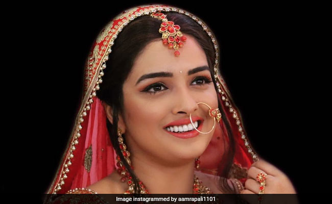 Bhojpuri Gana: आम्रपाली दुबे ने अक्षरा सिंह के 'होंठवा से नथुनिया' गाने पर यूं किया डांस, Video हुआ वायरल Bhojpuri Gana: आम्रपाली दुबे ने अक्षरा सिंह के 'होंठवा से नथुनिया' गाने पर यूं किया डांस, Video हुआ वायरल