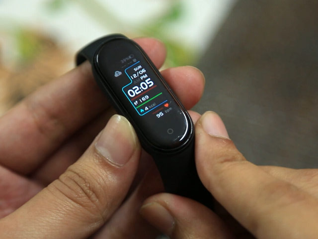 Mi Smart Band 5 Review, Best Budget Fitness Band? Price in India Rs. 2,499