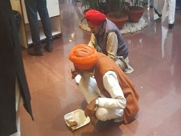 किसानों ने लंच के दौरान सरकारी भोजन को इन्कार कर खाया लंगर तो प्रकाश राज बोले- आत्म सम्मान... किसानों ने लंच के दौरान सरकारी भोजन को इन्कार कर खाया लंगर तो प्रकाश राज बोले- आत्म सम्मान...