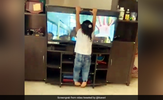 तमिल गीत पर बच्ची ने किया धमाकेदार डांस और फिर जोश में आकर ज़मीन पर पटक दिया TV - देखें Video