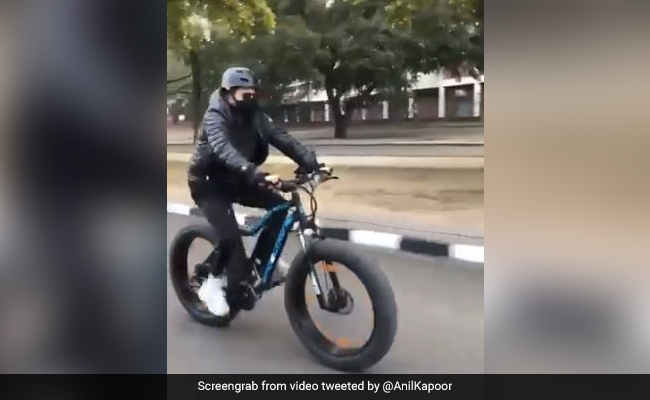 अनिल कपूर मुंबई की सड़कों पर तेज रफ्तार में साइकिल चलाते आए नजर, Video शेयर कर खेल मंत्री ने कही ये बात