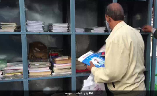 इंदौर में जरूरतमंदों के लिए पहली बार बनाई गई ‘शिक्षा की दीवार’, जहां बच्चों को मिलेंगी मुफ्त किताबें