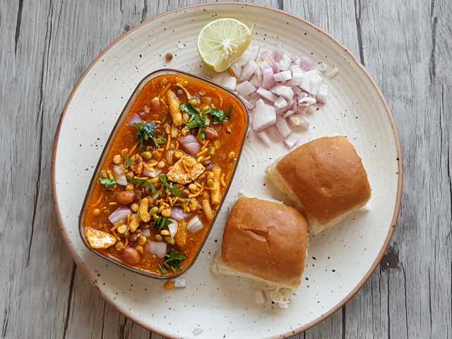 How To Make Misal Pav | Easy Misal Pav Recipe Video