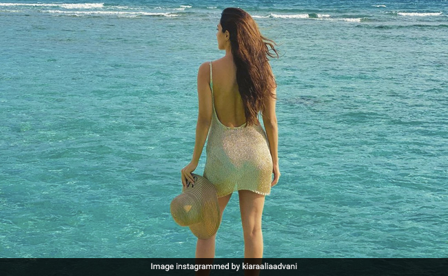 कियारा आडवाणी ने गोल्डन ड्रेस में लहरों के किनारे दिया पोज, मालदीव में यूं एंजॉय करती आईं नजर- देखें Photo