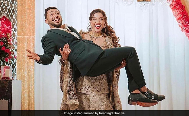 गौहर खान ने पति जैद दरबार को गोद में उठाकर दिया हैरतअंगेज पोज, फोटो हुई वायरल