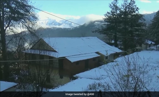 Kashmir Plains Receive Season's First Snowfall, Highways Closed