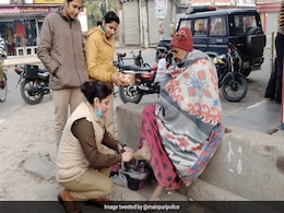 कड़ाके की ठंड में नंगे पैर घूम रही थी बुज़ुर्ग महिला, पसीजा SHO का दिल, अपने पैसों से खरीदकर पहनाए जूते कड़ाके की ठंड में नंगे पैर घूम रही थी बुज़ुर्ग महिला, पसीजा SHO का दिल, अपने पैसों से खरीदकर पहनाए जूते