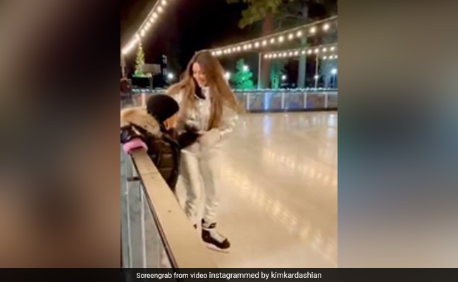 Kim Kardashian अपने बच्चों को स्केटिंग सिखाती आईं नजर, क्रिसमस के मौके पर शेयर किया Video