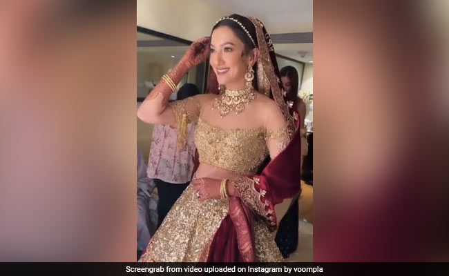 गौहर खान रिसेप्शन पार्टी के लिए कुछ इस तरह तैयार होती आईं नजर, देखें Video