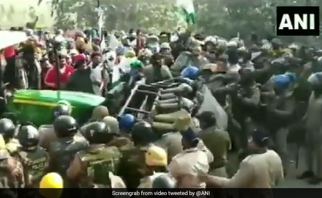 उत्तराखंड पुलिस ने किसानों को दिल्ली आने से रोका तो बैरिकेड पर ही चढ़ा दिया ट्रैक्टर, देखें VIDEO