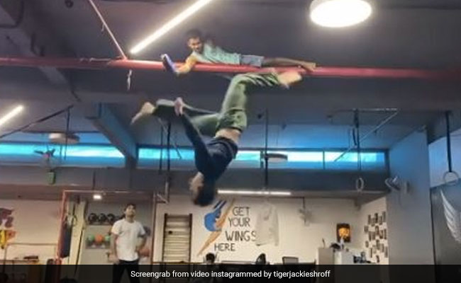 Tiger Shroff ने लगाई 10 फीट ऊंची छलांग, Video पोस्ट कर बोले- लगता है अब छत ऊंचा करने का समय...