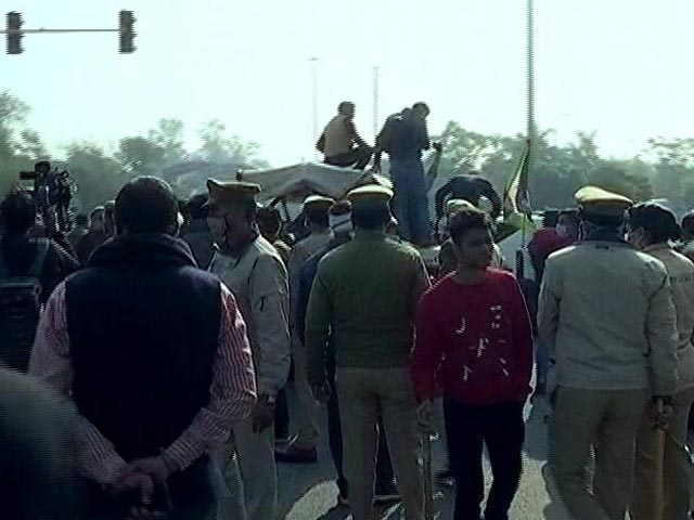 UP Farmers Block Key Delhi-Noida Border By Parking Their Tractor