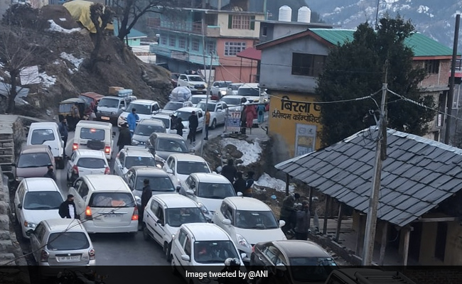 रविवार को अटल सुरंग से रिकॉर्ड 5,450 वाहन गुजरे,यातायात बाधित करने के लिए 15 पर्यटक गिरफ्तार
