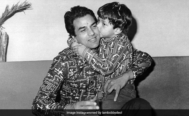 बॉबी देओल ने पापा धर्मेंद्र को क्यूट अंदाज में किया बर्थडे विश तो ईशा देओल बोलीं- हमेशा आपका हाथ थामे रहूं...