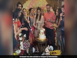 अंकिता लोखंडे ने बॉयफ्रेंड विक्की जैन और फ्रेंड्स के साथ खास अंदाज में मनाया बर्थडे, देखें Video अंकिता लोखंडे ने बॉयफ्रेंड विक्की जैन और फ्रेंड्स के साथ खास अंदाज में मनाया बर्थडे, देखें Video
