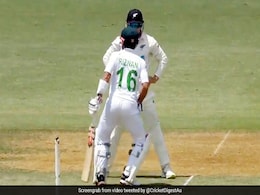NZ Vs Pak: अजीबोगरीब तरह से 'डांस' करने लगा पाकिस्तानी बल्लेबाज, देखता रह गया फील्डर - देखें Video NZ Vs Pak: अजीबोगरीब तरह से 'डांस' करने लगा पाकिस्तानी बल्लेबाज, देखता रह गया फील्डर - देखें Video