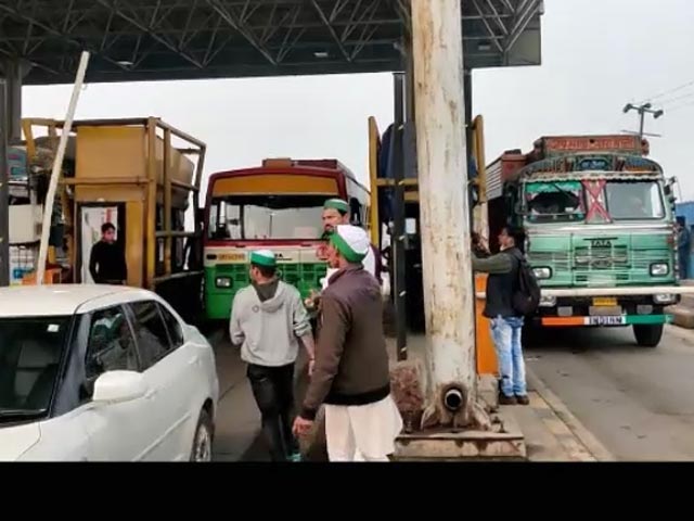 On Camera, Farmers Occupy Toll, Protest. Vehicles Pass Without Paying Fee