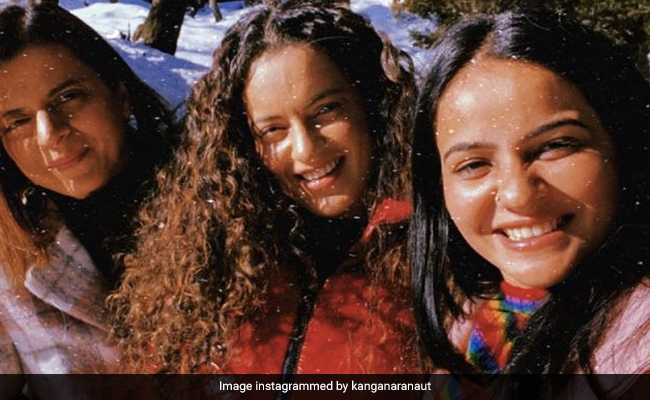 फैमिली संग मस्ती करती दिखी कंगना रनौत, Photo शेयर कर भाभी को बताया ‘इंस्टाग्राम क्वीन’