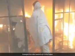 आग के बीच घुसकर पुलिसवाले ने घर में फंसे शख्स को निकाला बाहर, लोग बोले- 'रियल हीरो को सैल्यूट' - देखें Video आग के बीच घुसकर पुलिसवाले ने घर में फंसे शख्स को निकाला बाहर, लोग बोले- 'रियल हीरो को सैल्यूट' - देखें Video