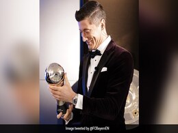 मेसी और रोनाल्डो को पीछे छोड़ यह खिलाड़़ी बना 'FIFA player of the year' मेसी और रोनाल्डो को पीछे छोड़ यह खिलाड़़ी बना 'FIFA player of the year'