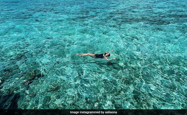 Sonakshi Sinha ने मालदीव के दिनों को याद करते हुए शेयर की Throwback Photo, लिखा-  सोना जल की रानी है...