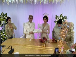 Couple Hosts 10,000 Guests At Drive-Through Wedding Amid Pandemic Couple Hosts 10,000 Guests At Drive-Through Wedding Amid Pandemic