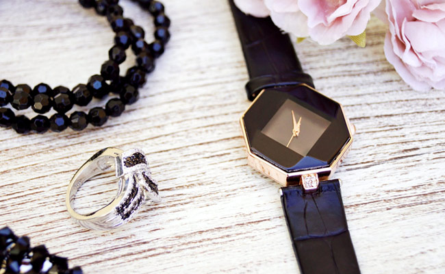 Complete Your Elegant Outfits With These Chic Watches On Your Wrist