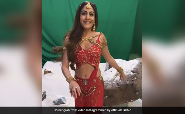 TV की 'नागिन' सेट पर बर्फ से खेलती आईं नजर, रेड आउटफिट में दिखा सुरभि चंदना का खूबसूरत अंदाज- देखें Video
