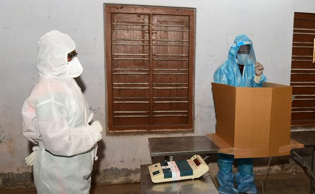 केरल में हो रहे निकाय चुनाव में कोरोना संक्रमित ने PPE किट पहनकर किया मतदान